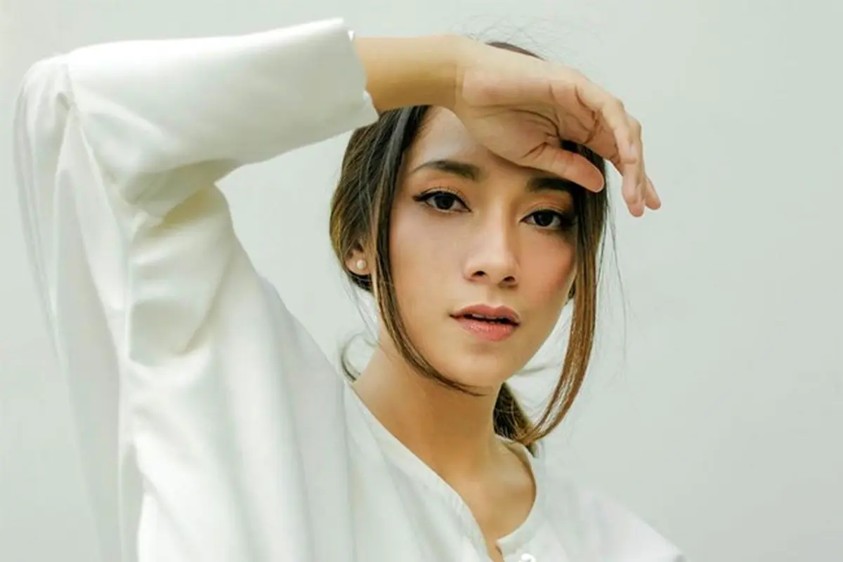 Dinda Kirana terlihat cantik saat menggunakan hijab