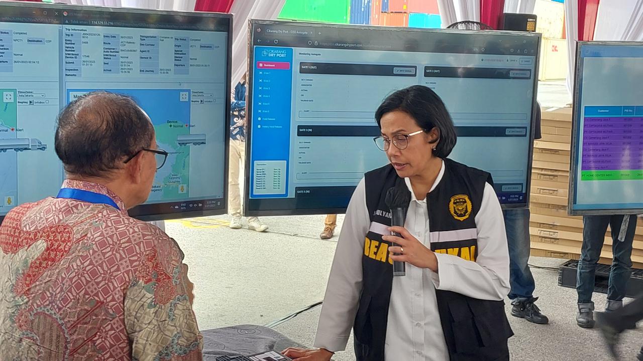 Menteri Keuangan Sri Mulyani Indrawati  mengunjungi pabrik Samsung dan Cikarang Dry Port (CDP), Jumat (27/1/2023).