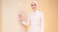 Potret penampilan Cut Syifa di pernikahan sang kakak Teuku Anwar. (Sumber: Instagram/dimassinggih)