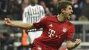 Gelandang Bayern Munich, Thomas Mueller merayakan golnya saat timnya menang 4-2 atas Juventus pada laga leg kedua 16 besar liga Champions di Stadion Allianz Arena, Munich, Kamis (17/3/2016) dini hari WIB. (AFP/Odd Andersen)