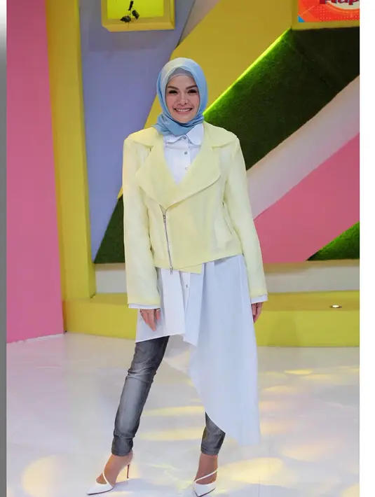 "Dia sampai detik ini sih belum ya (minta maaf usai memaki), karena mungkin dia lagi dikelilingi oleh orang yang itu tadi, yang memang merasa kehilangan si Dipo juga," ucap Nikita Mirzani, Kamis (19/7/2018).  (Instagram/nikitamirzanimawardi_17)