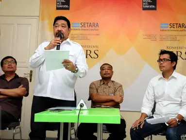 Ketua SETARA Institute, Hendardi (kedua kiri) membaca petisi bersama tokoh dan masyarakat sipil untuk perdamaian di Jakarta, Selasa (1/11). Seruan berisi ajakan menjaga Pemilihan Kepala Daerah (Pilkada) berlangsung damai. (Liputan6.com/Helmi Fithriansyah)