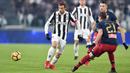 Gelandang Juventus, Claudio Marchisio, berusaha melewati pemain Genoa, Petar Brlek, pada laga Coppa Italia di Stadion Allianz, Turin, Kamis (21/12/2017). Juventus menang 2-0 atas Genoa. (AP/Alessandro di Marco)