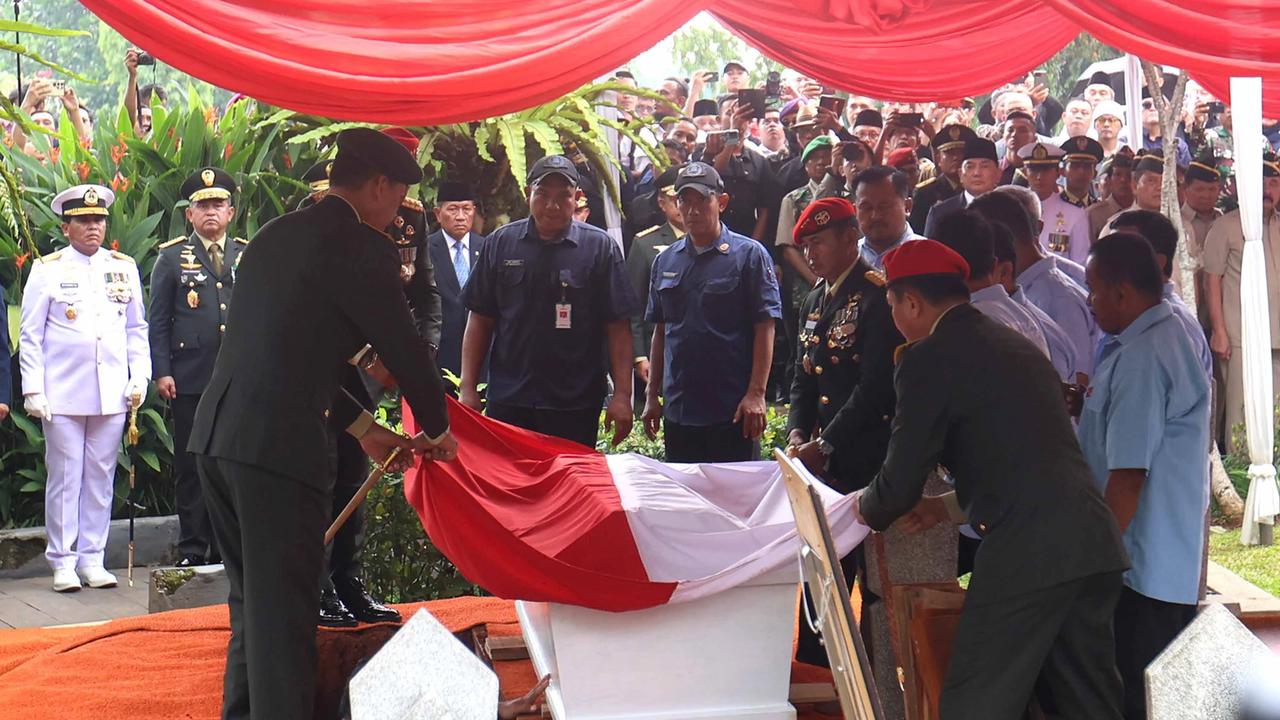 FOTO: Ryamizard Ryacudu Dimakamkan Secara Militer di TMP Kalibata