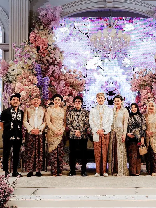 Ketua MPR RI sekaligus Wakil Ketua Umum Partai Golkar Bambang Soesatyo baru saja menikahkan putrinya Debby Pramestya Putri. Acara tersebut dihadiri Presiden Jokowi dan Ibu, Wapres K.H Ma'ruf Amin dan Menhan Prabowo Subianto, dan banyak lagi tokoh politik. [Instagram/attahalilintar]