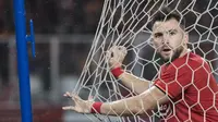 Striker Persija Jakarta, Marko Simic, memegang jaring gawang saat melawan Persebaya Surabaya pada laga Liga 1 di SUGBK, Jakarta, Selasa (17/12). Persija kalah 1-2 dari Persebaya. (Bola.com/Vitalis Yogi Trisna)