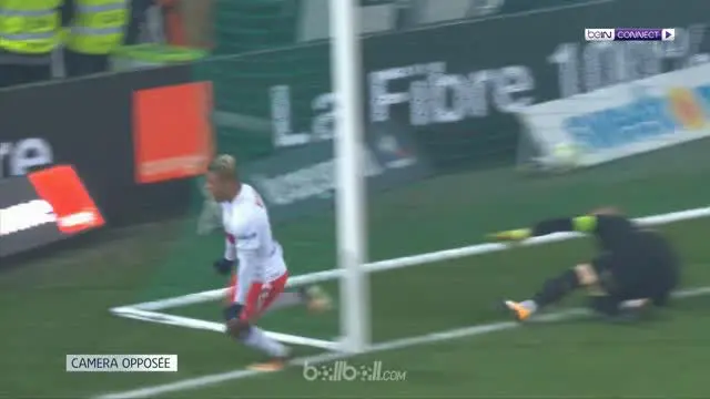 Olympique Lyon pesta gol di markas St Etienne dengan skor 5-0. This video is presented by Ballball.