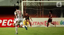 Kiper PSM Makassar, Hilman Syah (kanan) berhasil menangkap bola hasil tendangan pemain Persija Jakarta dalam pertandingan semifinal leg pertama Piala Menpora 2021 di Stadion Maguwoharjo, Sleman, Kamis (15/4/2021). PSM Makassar vs Persija Jakarta bermain imbang 0-0. (Bola.com/Ikhwan Yanuar)