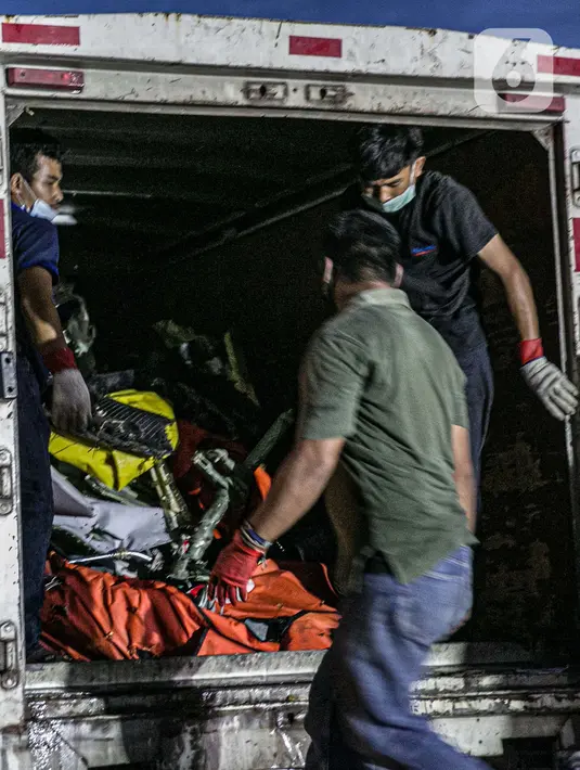 Petugas memuat serpihan Sriwijaya Air SJ 182 ke dalam truk di Terminal JICT 2, Tanjung Priok, Jakarta, Kamis (21/1/2020).  Serpihan Sriwijaya Air SJ 182 dipindahkan dari Terminal JICT 2 ke kantor KNKT untuk dilakukan pemeriksaan dan identifikasi. (Liputan6.com/Faizal Fanani)