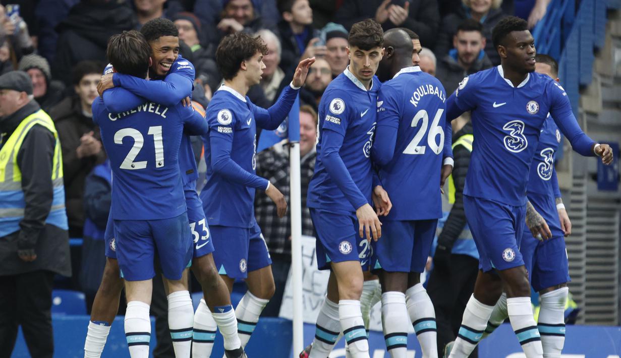 Pemain Chelsea melakukan selebrasi setelah Wesley Fofana (kiri kedua) mencetak gol perama timnya ke gawang Leeds United pada laga pekan ke-26 Liga Inggris 2022/2023 yang berlangsung di Stamford Bridge, London, Sabtu (05/03/2023) malam WIB. The Blues berhasil menang dengan skor 1-0. (AP Photo/David Cliff)