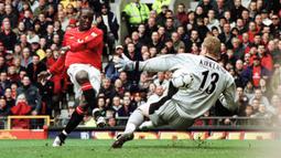 Dwight Yorke. Striker Trinidad Tobago ini menjadi top skor Liga Inggris 1998/1999 bersama dua pemain lainnya yang juga mencetak 18 gol, Jimmy Floyd Hasselbaink (Leeds) dan Michael Owen (Liverpool). Manchester United meraih gelar Liga Inggris usai unggul 1 poin dari Arsenal. (AFP/Robin Parker)