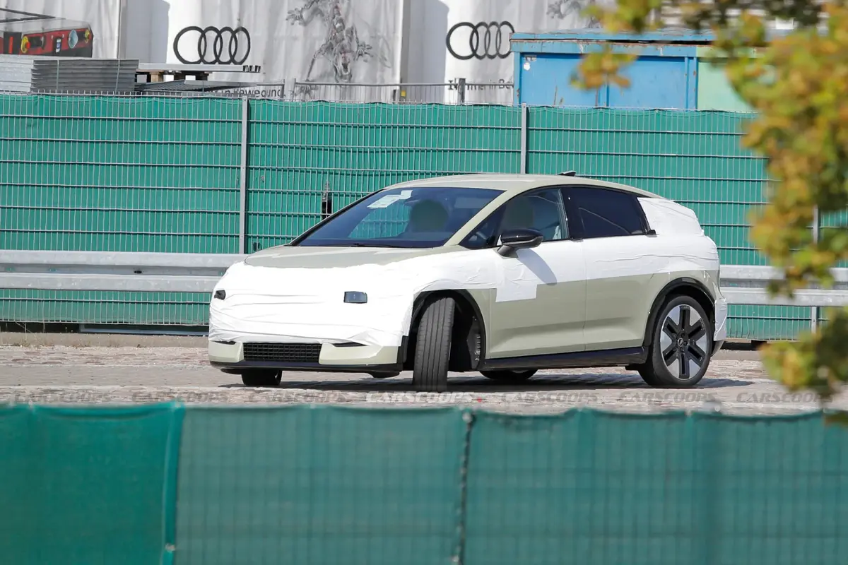 Audi A2 e-tron sedang malakukan pengujian dengan balutan kamuflase.