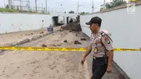 Petugas polisi berjaga di lokasi terjadinya underpass Perimeter Bandara Soekarno-Hatta, Cengkareng (6/2). Dari 2 korban, salah satu karyawan yang bernama Dianti Diah Ayu Cahyani Putri dinyatakan meninggal usai evakuasi. (Liputan6.com/Angga Yuniar)