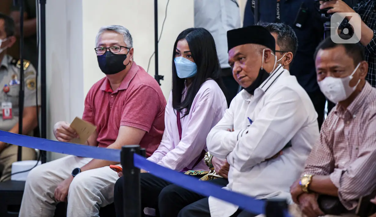 Artis Nirina Zubir dan beberapa korban mafia tanah menghadiri rilis kasus mafia tanah di Gedung Ditreskrimum Polda Metro Jaya, Jakarta, Senin (18/7/2022). PS dan MB serta dua pejabat lainnya ditetapkan tersangka bersama 25 orang lainnya. (Liputan6.com/Faizal Fanani)
