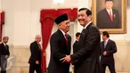 Menko Polhukam Luhut Binsar Pandjaitan (kanan) berbincang dengan Kepala Staf Presiden Teten Masduki (kiri) usai pelantikannya di Istana Negara, Jakarta, Selasa (2/9). Teten menggantikan Luhut yang kini menjabat Menko Polhukam. (Liputan6.com/Faizal Fanani)
