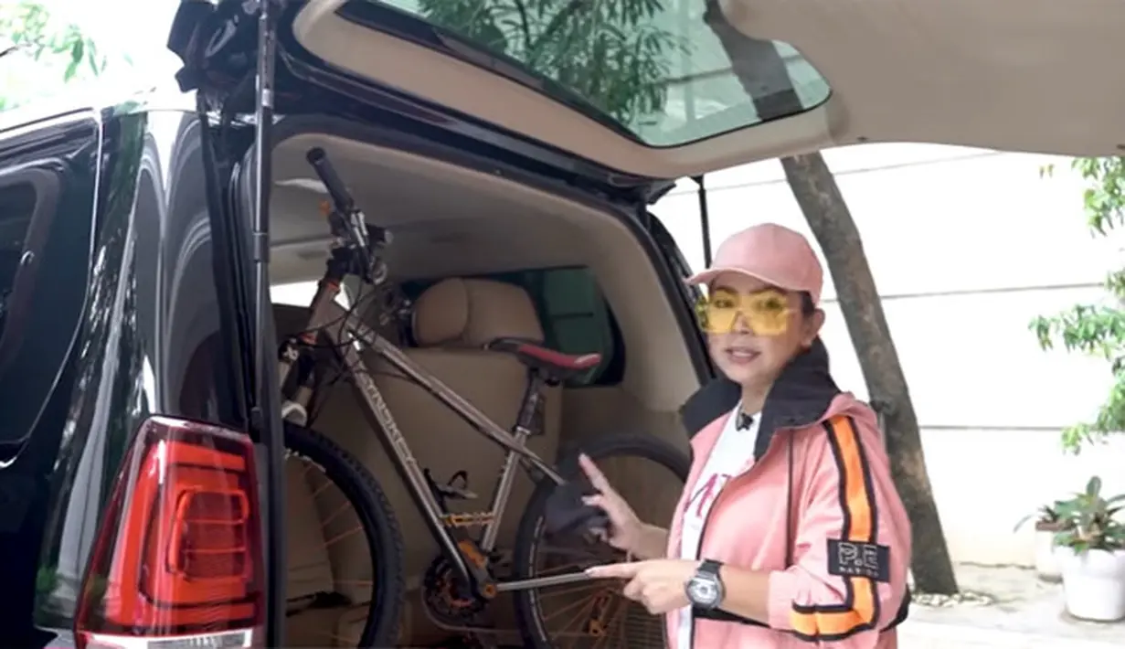 Mayangsari bersepeda (Youtube/MAYANGSARI OFFICIAL)