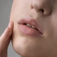 Close up wajah seorang perempuan yang menampilkan bibirnya (Foto Dok: Freepik/freepik).