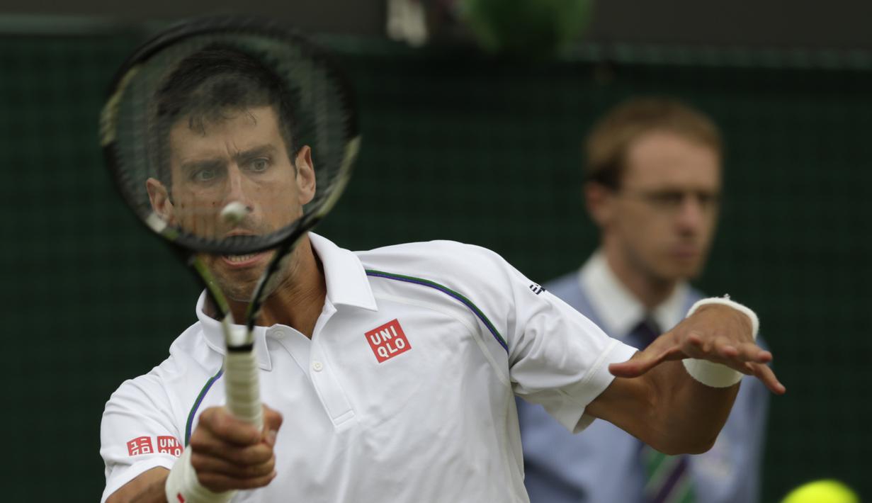 Petenis putra Serbia, Novak Djokovic, mengembalikan bola pukulan petenis Afrika Selatan, Kevin Anderson, dalam Turnamen Tenis Wimbledon yang berlangsung di London, Inggris. (7/7/2015). (AP Photo/Alastair Grant)