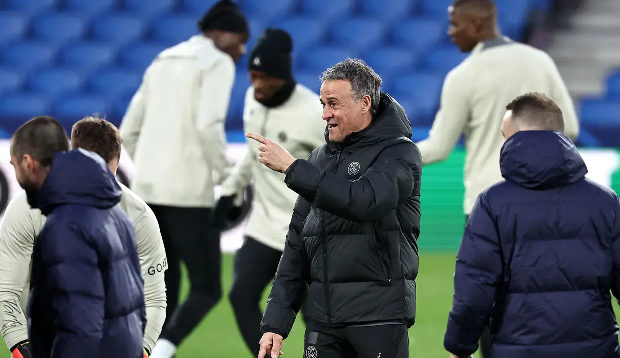 Pelatih kepala Paris Saint-Germain, Luis Enrique (tengah) memimpin sesi latihan menjelang pertandingan sepak bola leg kedua babak 16 besar Liga Champions melawan Real Sociedad di Stadion Reale Arena, San Sebastian, 4 Maret 2024. (FRANCK FIFE/AFP)