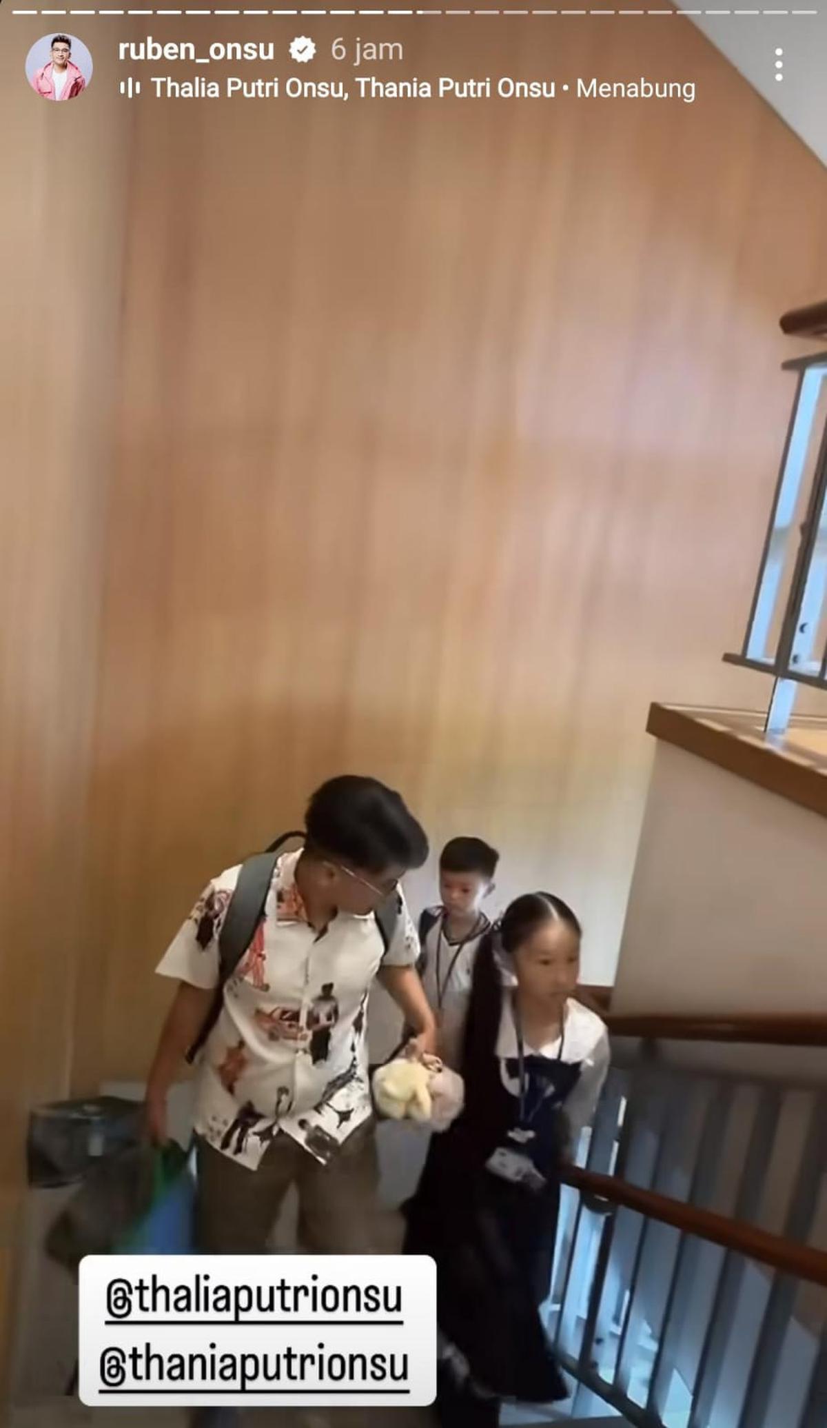Potret Ruben Onsu Semangat Antar Thalia dan Thania Sekolah