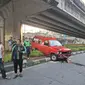 Sebuah angkot berwarna merah menabrak pejalan kaki dan pos polisi di Jalan Raya Lenteng Agung, Jagakarsa, Jakarta Selatan, Senin (4/3/2024) sore. Seorang penumpang bahkan terlempar keluar dari dalam angkot. (Foto: Istimewa)