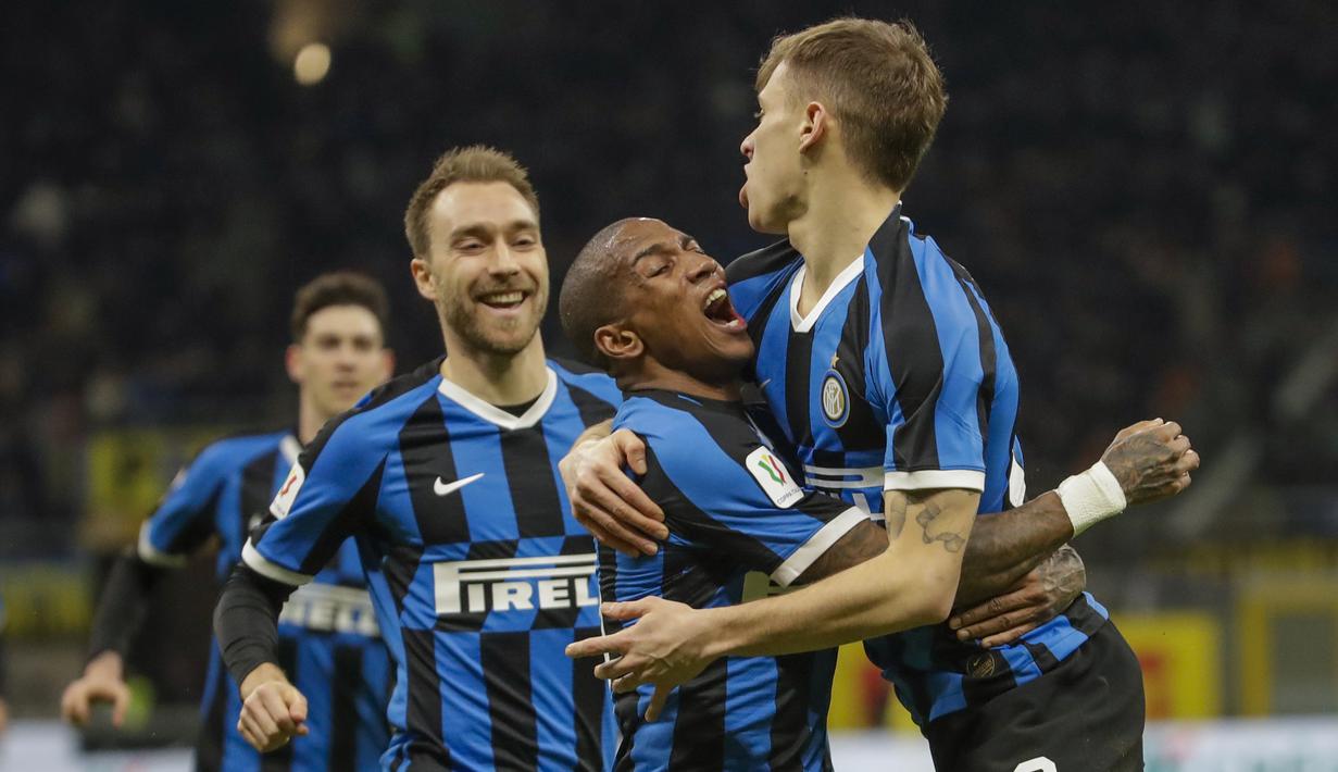 Para pemain Inter Milan merayakan gol yang dicetak oleh Nicolo Barella ke gawang Fiorentina pada laga Coppa Italia di Stadion San Siro, Rabu (29/1/2020). Inter Milan menang 2-1 atas Fiorentina. (AP/Luca Bruno)