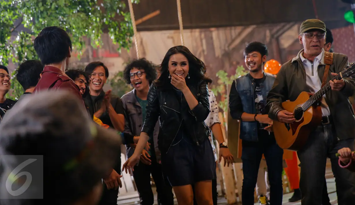 Vokalis Geisha, Momo tampak semringah saat menjalani syuting pembuatan video klip lagu 'Kemesraan' di Jakarta, Selasa (19/1). Iwan Fals menggaet sederet vokalis grup band populer Tanah Air dalam album terbarunya 'SATU'.  (Liputan6.com/Faizal Fanani)