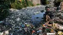 Pemulung mengumpulkan sampah plastik di Kali Bahagia, Bekasi, Jawa Barat, Kamis (1/8/2019). Bobot sampah di Kali Bahagia ditaksir tembus 400 ton. (AP Photo/Tatan Syuflana)