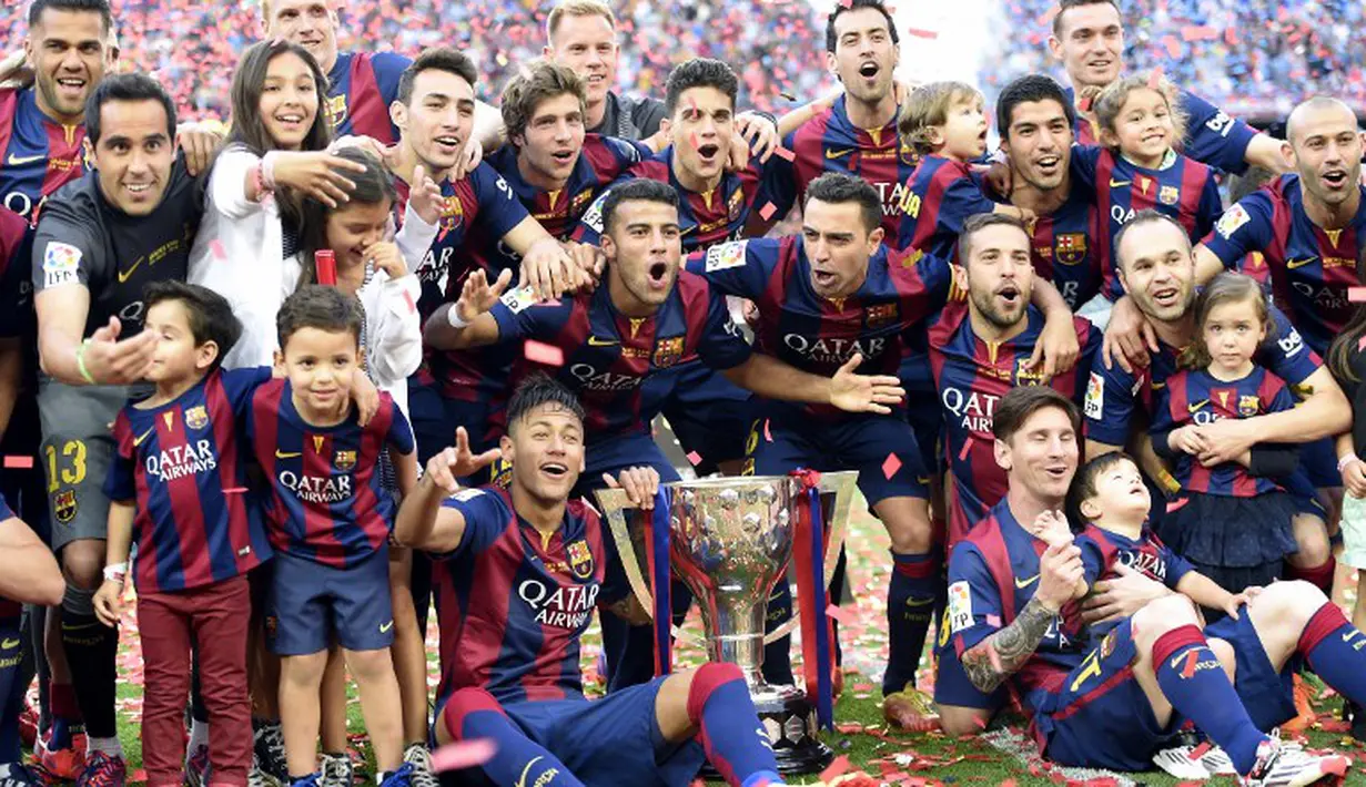 Seluruh pemain Barcelona larut dalam euforia usai berhasil menjadi kampiun di musim ini (AFP PHOTO / LLUIS GENE)