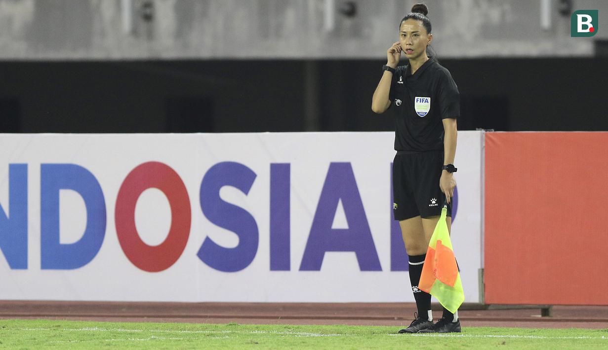 Pada laga perdana Grup F Kualifikasi Piala Asia U-20 2023 antara Vietnam melawan Hong Kong ia juga bertugas bersama dua wasit wanita asal Korsel, Oh Hyeon-jeong dan Park Mi-suk. (Bola.com/Ikhwan Yanuar)