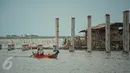 Tampak nelayan setenpat di proyek pembangunan tembok penahan rob, Semarang, Jumat ( 12/2). Proyek ini dibangun untuk mengatasi masalah banjir akibat air laut pasang (rob) di Kota Semarang. (Gholib)