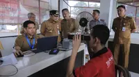 Penjabat (Pj) Wali Kota Tangerang, Nurdin, memantau langsung proses perekaman KTP eletronik, pada Warga Binaan Pemasyarakatan (WBP) di Lembaga Pemasyarakatan (Lapas) Pemuda Kelas II A Tangerang. (Foto: Istimewa).
