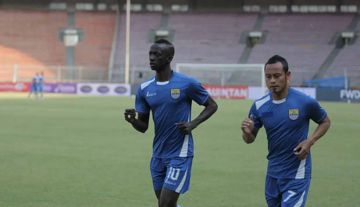 Pemain Persib, Atep dan Makan Konate berlari-lari santai saat berlatih jelang laga final Piala Presiden 2015 menghadapi Sriwijaya FC di Stadion Utama Gelora Bung Karno, Jakarta, Sabtu (17/10/2015). (Bola.com/Vitalis Yogi Trisna)