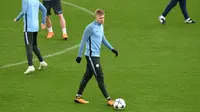 Gelandang Manchester City, Kevin De Bruyne menggiring bola selama latihan jelang menghadapi Liverpool pada leg pertama perempatfinal Liga Champions di stadion Anfield di Liverpool, Inggris (3/4). (AFP Photo/Paul Ellis)