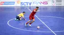 Pemain Red Rocket, Samsir Alam (kanan) melewati pemain Golden Arrow pada laga futsal Turnamen Olahraga Indonesia (TOSI) Season 3 yang berlangsung di Indomilk Arena, Tangerang, Sabtu (12/10/2024). (Bola.com/Bagaskara Lazuardi)
