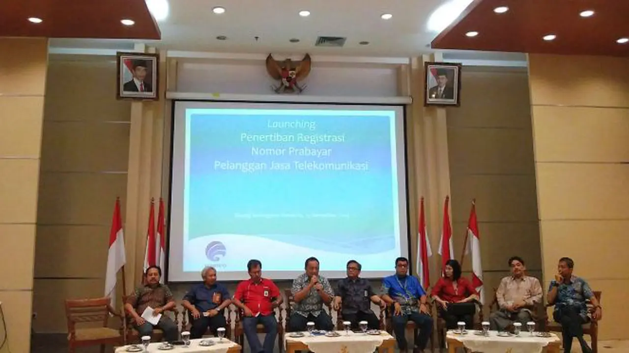 Kementerian Komunikasi dan Informatika, Asosiasi Penyelenggara Telekomunikasi Seluruh Indonesia, perwakilan operator seluler dan distributor, saat Konferensi Pers Aturan Registrasi Prabayar, di Jakarta