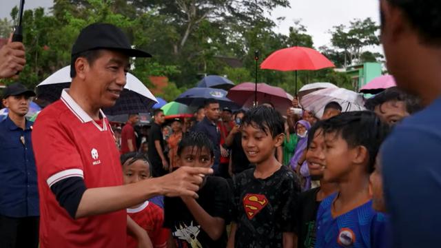 Presiden Jokowi bermain sepak bola bersama anak-anak di Sleman, DIY. (Tangkapan Layar Youtube Sekretariat Presiden)