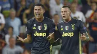 Reaksi pemain Juventus, Cristiano Ronaldo (kiri), saat menerima kartu merah pada laga Liga Champions melawan Valencia, di Mestalla, Rabu (19/9/2018). (AFP/Jose Jordan)