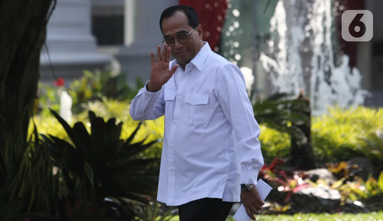 Menteri Perhubungan Budi Karya Sumadi tiba di Istana, Jakarta, Selasa (22/10/2019). Budi tersenyum dan melambaikan tangan kepada media jelang wawancara calon menteri Kabinet Kerja Jilid II bersama Presiden Joko Widodo. (Liputan6.com/Angga Yuniar)