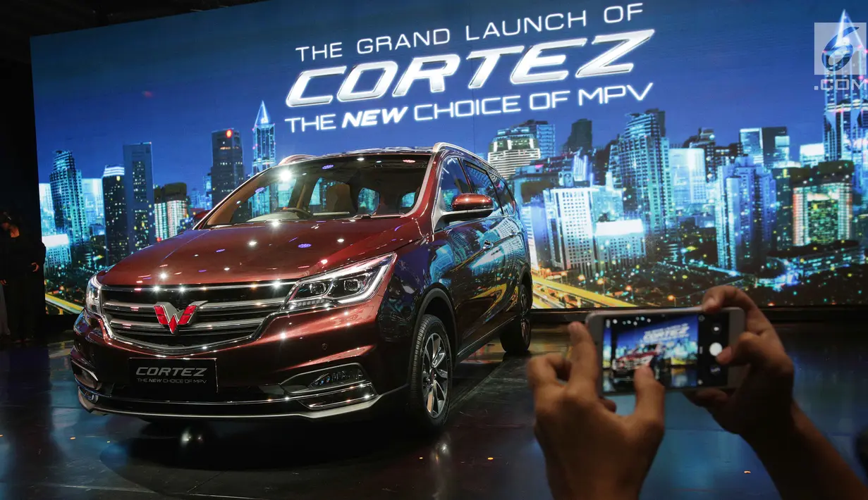 Pengunjung mengambil gambar mobil Wuling Cortez saat peluncurannya di Jakarta, Kamis (8/2). Wuling Motors Indonesia resmi memperkenalan Cortez dengan konsep The New Choice of MPV. (Liputan6.com/Angga Yuniar)