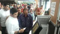 Tiba di lokasi sekitar pukul 13.30 WIB, Menteri Yudi langsung mengunjungi tempat pelayanan pajak yang berada di lobi Dispenda. 