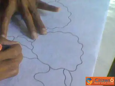 Citizen6, Pekalongan: Proses pembuatan batik diawali dengan pembuatan gambar atau motif yang akan diterapkan ke media kain. (Pengirim: Marukeek)