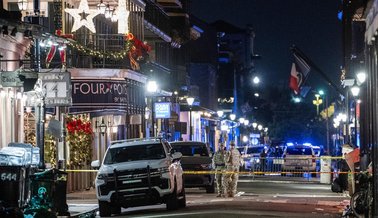 Penyidik menemukan senjata api jenis pistol dan senapan bergaya AR di lokasi kejadian. (ANDREW CABALLERO-REYNOLDS/AFP)