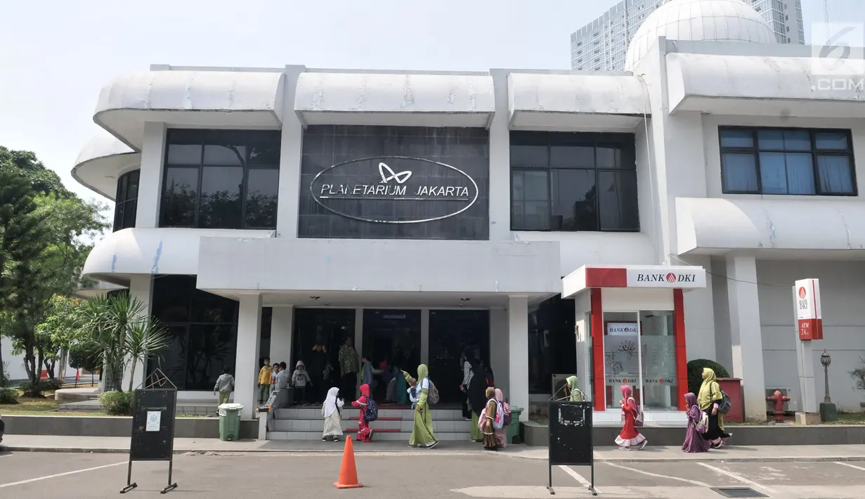 Penampakan gedung Planetarium Jakarta, Rabu (24/7/2019). Selain masalah suku cadang alat utama, tidak terawatnya fasilitas menyebabkan jumlah pengunjung Planetarium dan Observatorium Jakarta semakin sepi. (merdeka.com/Iqbal Nugroho)