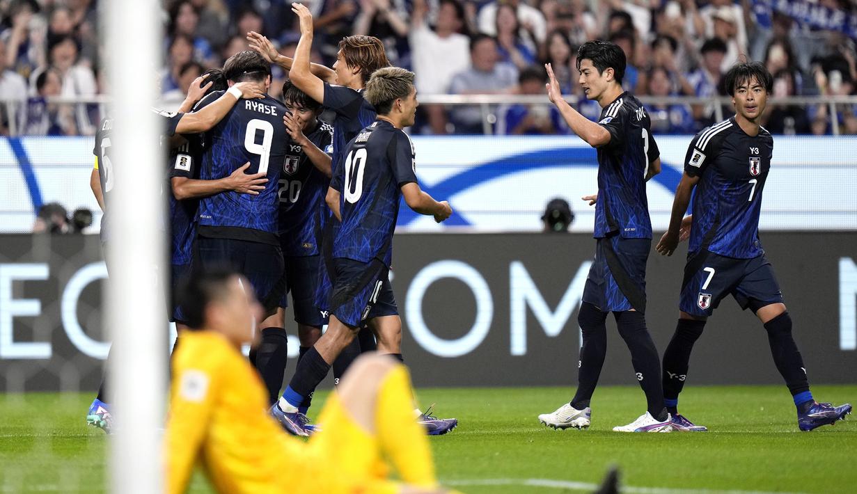 Pemain Jepang merayakan gol keempat mereka ke gawang China pada laga putaran ketiga Grup C Kualifikasi Piala Dunia 2026 yang berlangsung di Saitama Stadium, Saitama, Jepang, Kamis (05/09/2024) WIB. (AP Photo/Shuji Kajiyama)