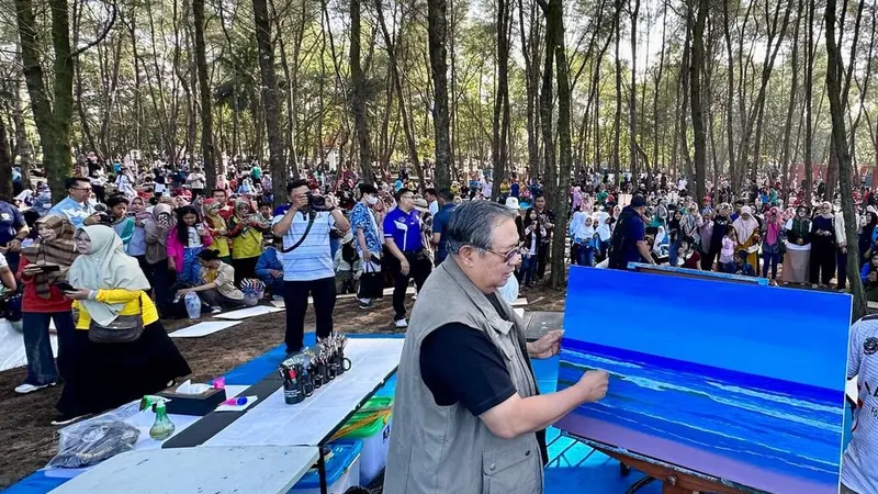 SBY bersama ribuan pelajar melukis bareng di Pantai Dor Pacitan. (Istimewa)