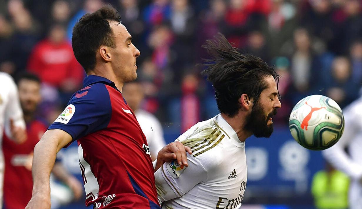 Gelandang Real Madrid, Isco, berebut bola dengan pemain Osasuna, Unai Garcia, pada laga La Liga di Stadion El Sadar, Minggu (9/2/2020). Real Madrid menang 4-1 atas Osasuna. (AP/Alvaro Barrientos)