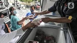 Warga membeli daging yang dijual dalam program Food Truck Daging Goes to Kelurahan di kantor Kelurahan Pisangan Baru, Jakarta, Rabu (17/2/2021).  Layanan Food Truck Daging Goes to Kelurahan guna memudahkan masyarakat membeli daging berkualitas dengan harga kompetitif. (merdeka.com/Iqbal S. Nugroho)