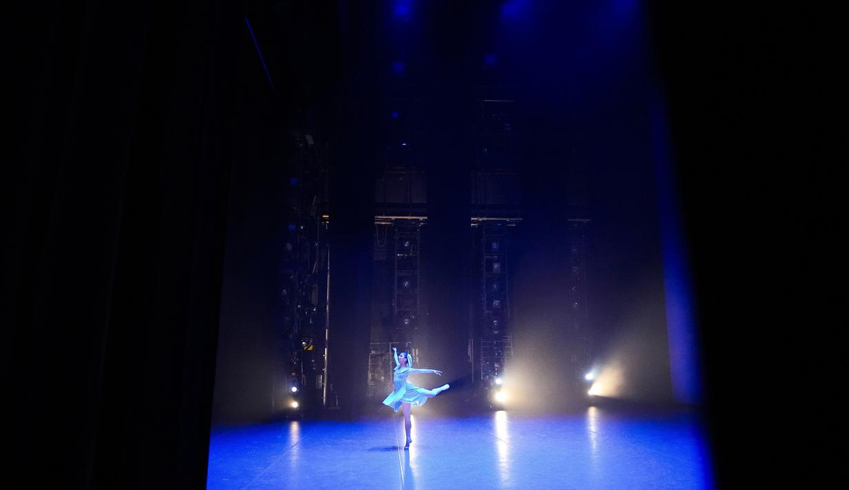 Elina Nasyrova dari Rusia tampil pada Kompetisi Balet Internasional XIV di New Stage of the Bolshoi Theater, Moskow, Rusia, 8 Juni 2022. (AP Photo/Alexander Zemlanichenko)