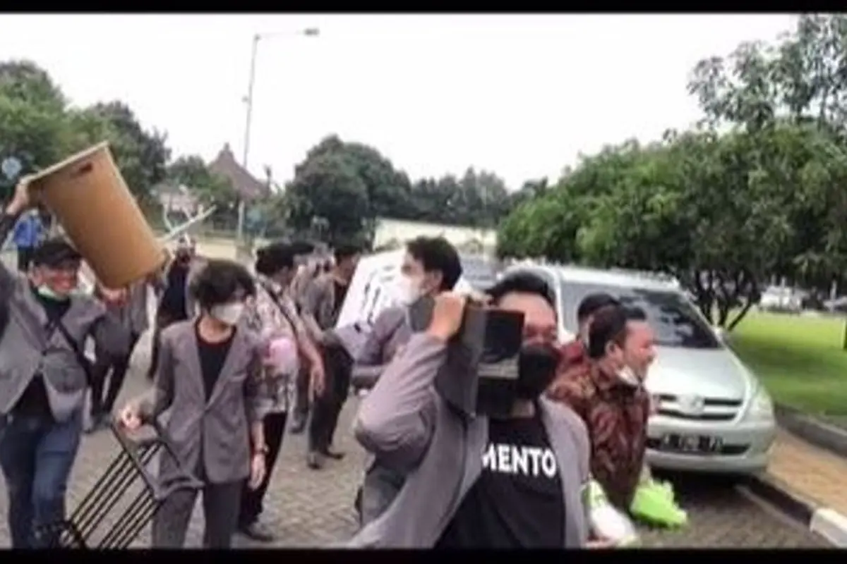Pasangan Pengantin Dapat Kado yang Bikin Heboh tapi Sangat Berguna